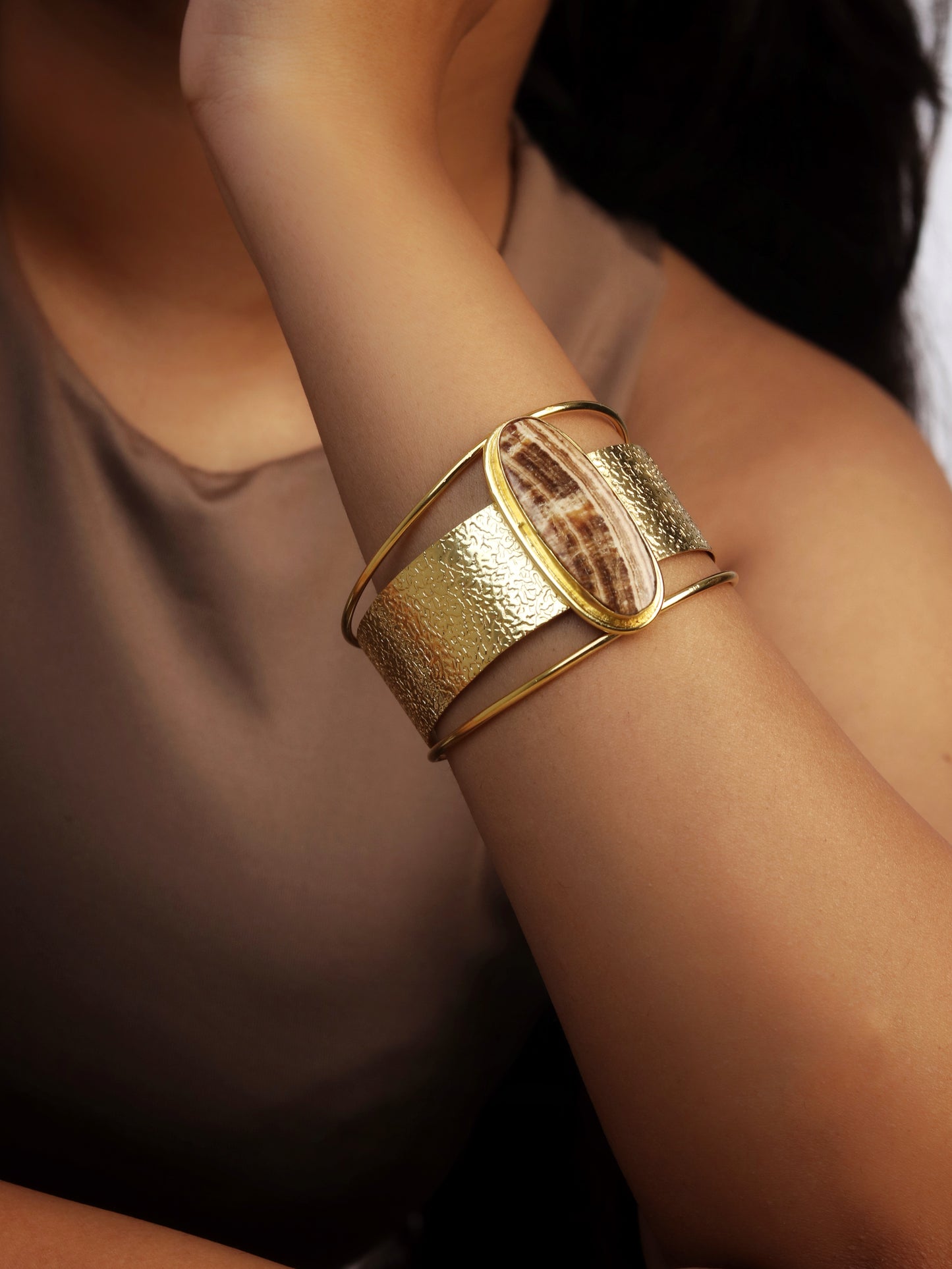 Zora hand cuff