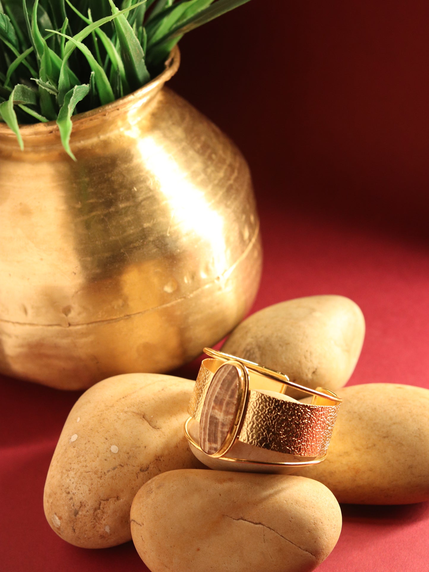 Zora hand cuff